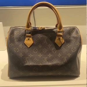 Väska  - Säljer en Lv väska (speedy) 