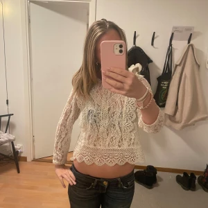 Spets blus - Super fin spets blus om tyvärr inte kommer till användning längre. Skriv privat för fler bilder/bilder på. Pris kan diskuteras🩷