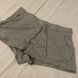 Gråa mjukis shorts  - Super sköna gråa mjukis shorts, säljer dem då jag har nya nu. Storlek 146 men passar toppen på mig som har storlek 32/xs i vanliga fall💞pris kan diskuteras❤️