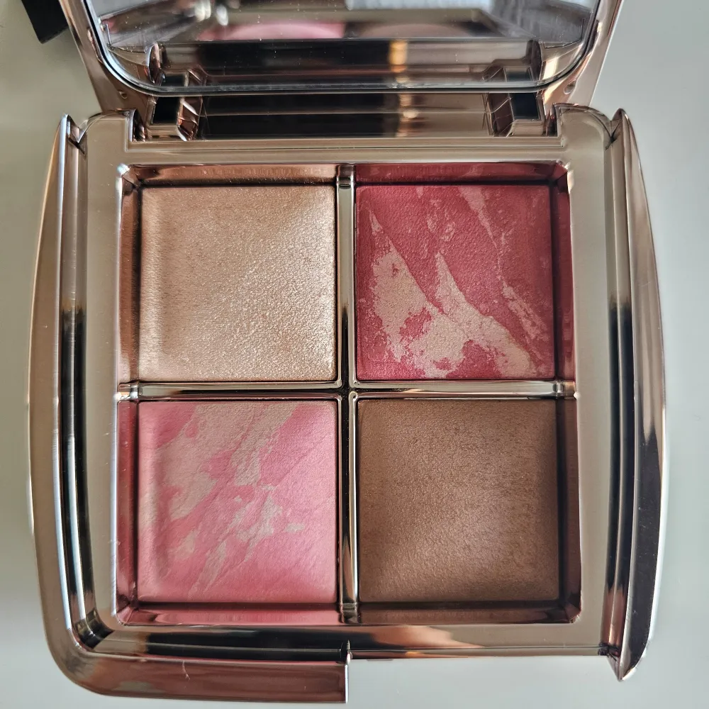 Säljer en lyxig Hourglass Ambient Lighting Palette i nyansen Golden Rose Edit. Paletten innehåller fyra fantastiska nyanser med en mix av skimrande och matta toner. Perfekt för att skapa en strålande och naturlig look. HELT NY OCH OANVÄND! Köpt för: 960 kr. Skönhet.