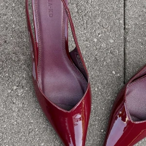 Oanvända vinröda slingbacks - Slutsålda klackar från Lojsan Wallin x NAKD. Helt nya i lådan. Storlek 38