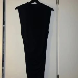 Jättefin svart kort klänning - Snygg svart kort klänning i ett elegant och tidlöst snitt. Perfekt för både fest och mer formella tillfällen. Klänningen har en smickrande passform och är gjord i ett mjukt material som faller fint.      Från Gina Tricot från deras soft touch collection😍 Den har aldrig använts och är därför oanvänd och klassas som ny men ändå är den så himla billig🤩