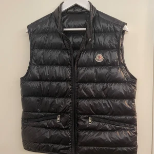 Moncler Väst - En äkta moncler i navy blå färg. Västen är i bra skick men finns tecken på användning förstås. Defekt är dragkedjan (Bild 4). Storlek 3 som är ungefär M. Hör av dig vid frågor eller funderingar 🤝