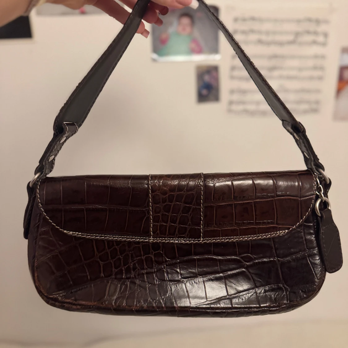 Brun krokodilpräglad axelväska - 90