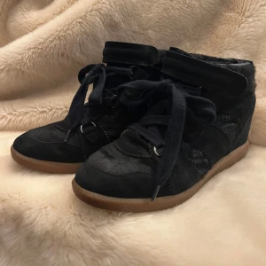 Svarta Bobby sneakers från Isabel Marant - Supersnygga Isabel marant sneakers I Bobby modellen, köpta här på plick men kommer inte till användning🫶🏼 kilklack och super sköna! Använt men fint skick💕