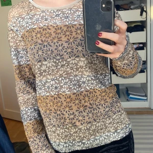 Blommig spetströja   - Säljer superfin långärmad topp från TeeCo i storlek L. Har normalt storlek S, så är lite oversized på mig. Är 167 cm.  