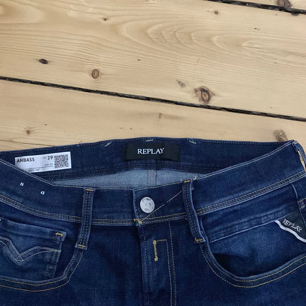 Säljer ett par snygga blå jeans från Replay, modell Anbass. De är i slim fit och har en klassisk femficksdesign. Perfekta för både vardag och fest! 🕺. Jeans & Byxor.