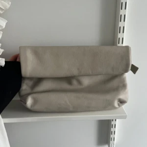 Clutch väska  - Säljer min skit snygga clutch väska🩷Den är i mycket bra skick och har en rymlig insida!! 