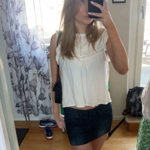 Vit ärmlös blus - Säljer en söt vit blus i ärmlös design. Perfekt för sommardagar och vårdagar . Blusen har fina detaljer vid halsen och en luftig passform som gör den bekväm! Saknas en lite knapp i bak men det går lätt att sätta dit en egen! Skriv för fler bilder💕