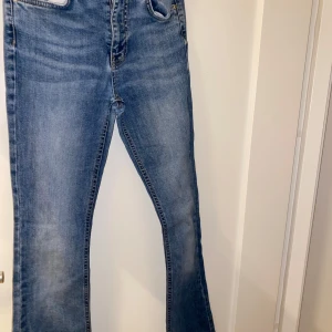 Blå jeans från Perfect Jeans - Säljer ett par snygga blå jeans från Perfect Jeans i storlek S. De har en klassisk femficksdesign och en bekväm passform. Säljer pga att jag inte använder de! Pris kan diskuteras.