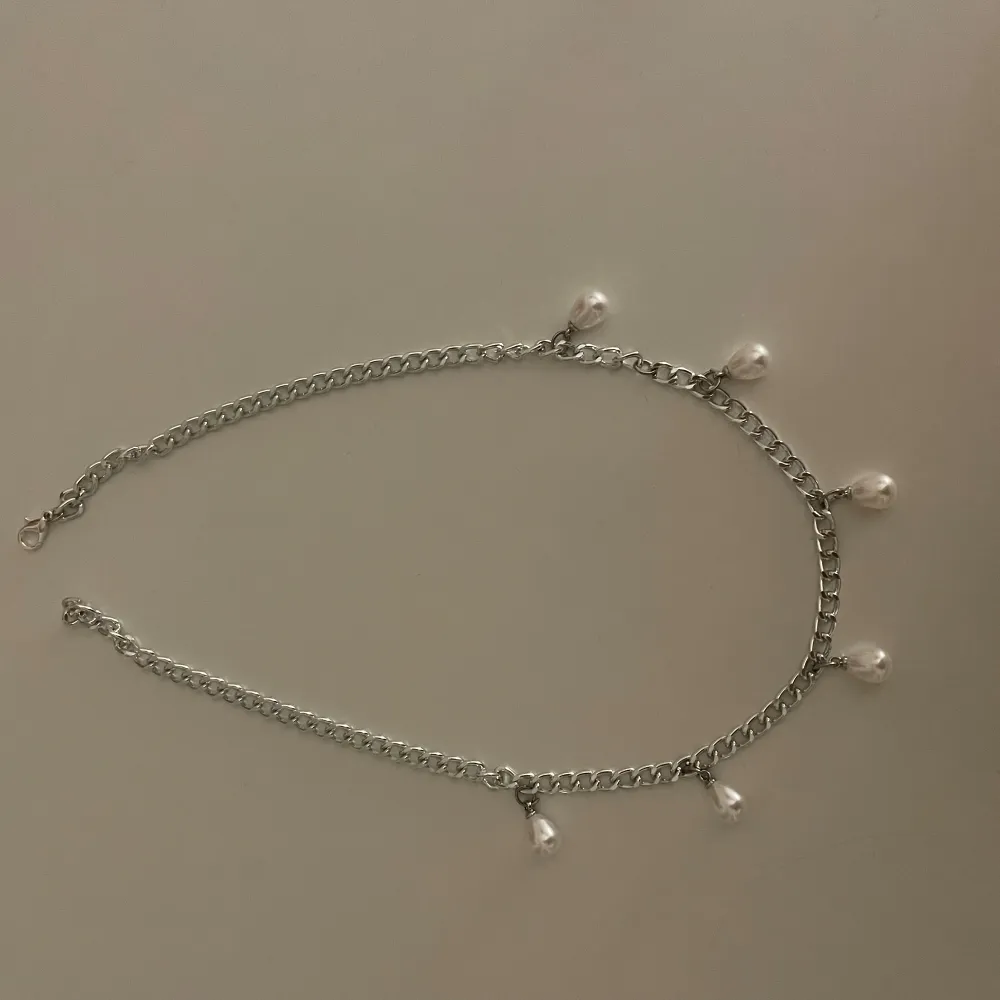 Har gjort det själv! Vet ej om de är rostfritt, silver halsband med pärlor . Accessoarer.