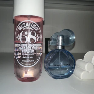 Sol de Janeiro 68 och Ariana Grande Cloud - Du får båda två tillsammans. Doftar bra ihop. SDJ flaska är 240 ml (största flaskan, vanliga är 90 ml)  och Cloud är 30ml. Ungefär halva flaskan kvar av SDJ och en tredjedel eller mindre av Cloud. 