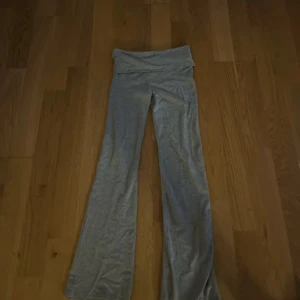 Grå yoga pants från Gina Tricot - Superbekväma grå mjukisbyxor från Gina Tricot i storlek 158/164 tall. Perfekta för en avslappnad dag hemma eller en chill dag ute. Byxorna har en loose passform och är gjorda i mjukt material som känns skönt mot huden. Ett måste för alla som älskar komfort!