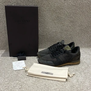 Valentino rockrunners - Riktigt feta valentino rockrunners i bra skick, storlek 42. Box, extra snören och kvitto ingår.             Skriv om intresserad💫