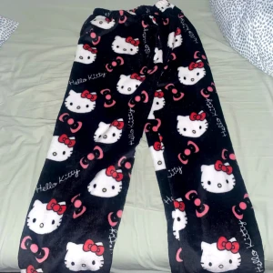 Svarta Hello Kitty mjukisbyxor - Svarta Hello Kitty pyjamas byxor. Oanvända. Storlek S! Kinesisk storlek så vikt 40-55. Ordinarie pris 170kr säljer för 90