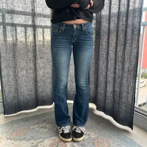 Säljer ett par snygga blå bootcut jeans från Levi's. De är lågmidjade superlow bootcut 518. Midjemått 38 cm Grenmått 20 cm  innerbenslängd 78 cm 