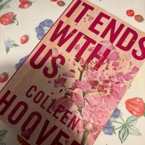 Säljer boken 'It Ends With Us' av Colleen Hoover. Boken handlar om kärlek och svåra val, och är en gripande berättelse som berör hjärtat. Perfekt för dig som gillar känslosamma romaner.