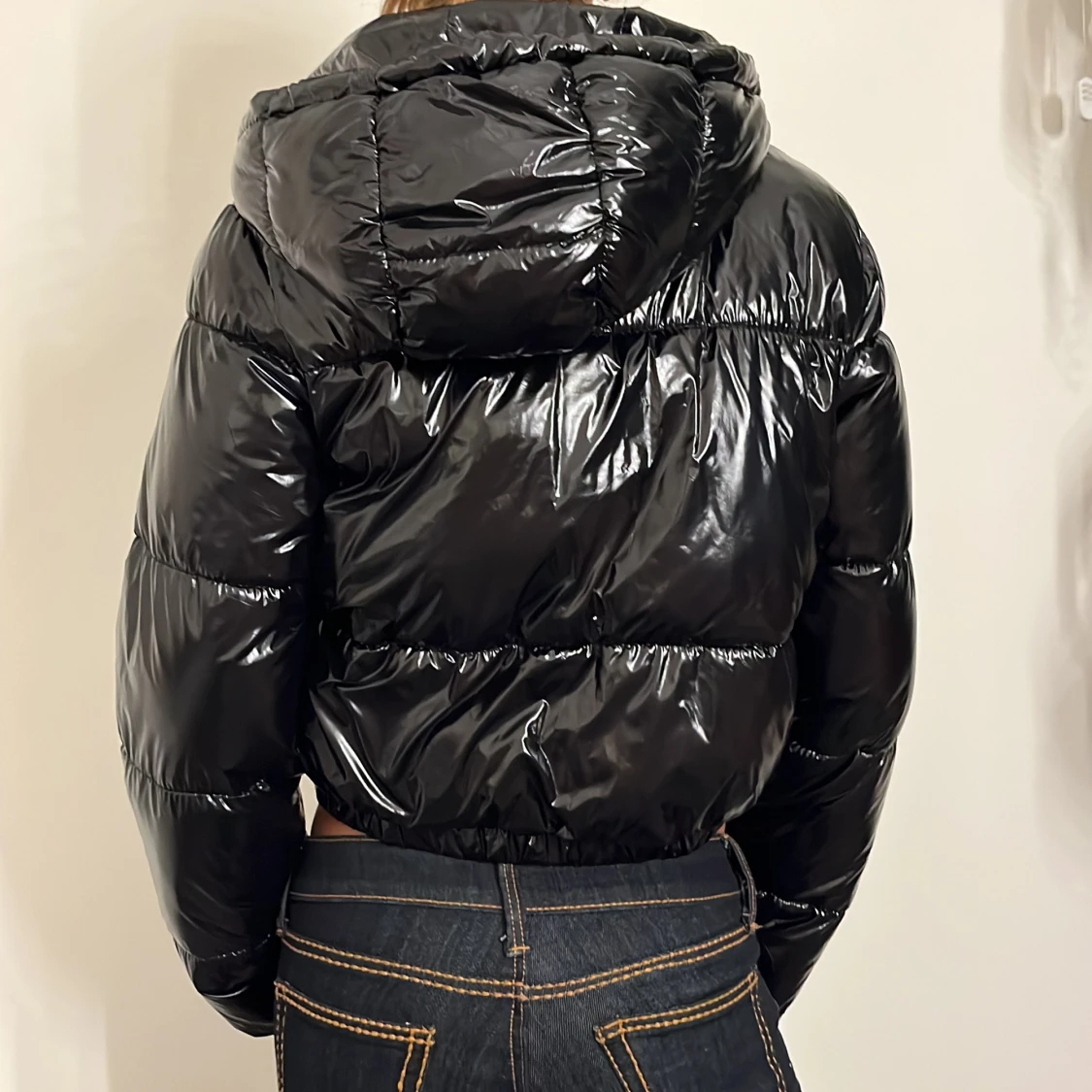 Svart glansig pufferjacka - 90