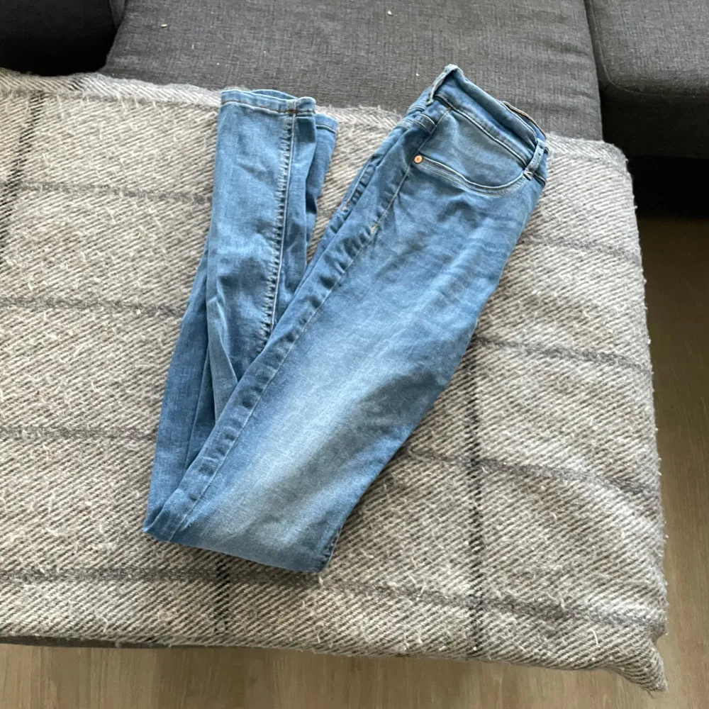 Säljer ett par  blå jeans i storlek 38. De är i bra skick. Lite skrynklig på bilden då dom bara legat i min garderob. Jeans & Byxor.