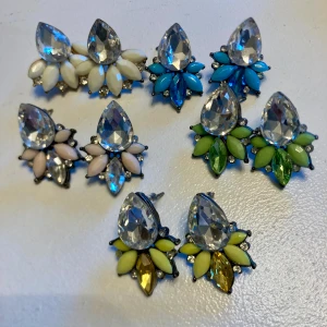 Färgglada örhängen  - Säljer 5 st par örhängen.💎✨Se bilder för mått. 