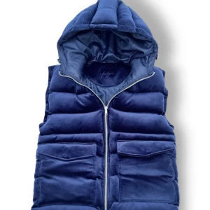 Vendiera väst - Säljer en snygg mörkblå quiltad dunväst med huva. Västen har en dragkedja framtill och praktiska fickor. Perfekt för kyliga dagar och ger en stilren look. Passar både höst och vinter. Skön och varm att ha på sig!