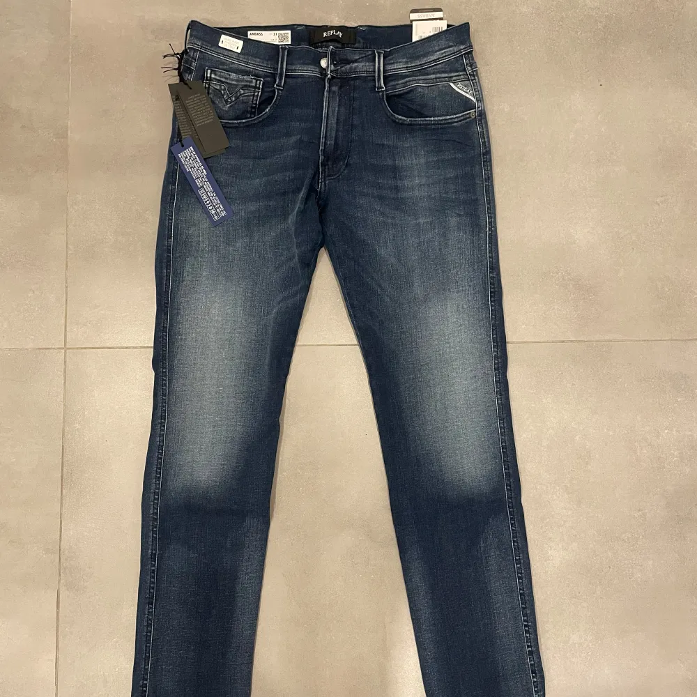 Säljer ett par snygga blå Replay Anbass jeans i storlek 31/32. De är i nytt skick och har en slim fit passform. Gjorda av stretchigt Hyperflex denim för extra komfort. Perfekta för både vardag och fest!. Jeans & Byxor.