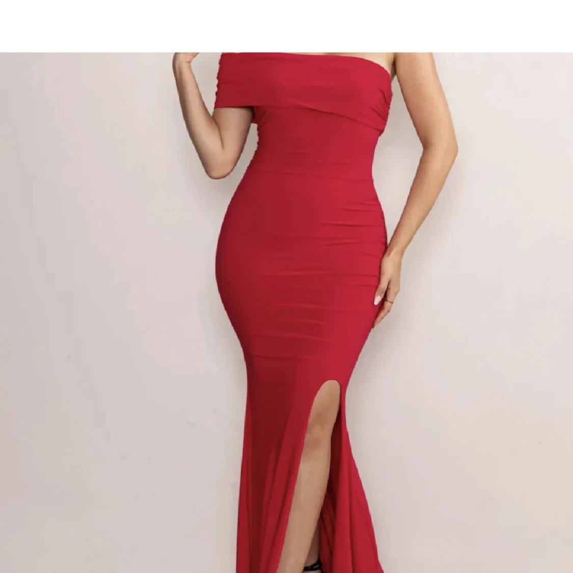 Röd axelbandslös klänning - 92