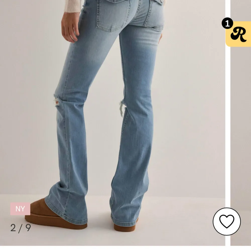 Säljer ett par snygga ljusblå bootcut jeans med hål. Köpte för 700 säljer för 500. Inga defekter är i bra skick!!. Jeans & Byxor.