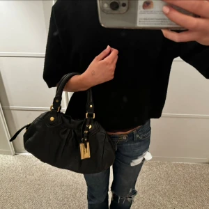 Svart Marc Jacobs väska - i mycket bra skick❣️❣️❣️Vet inte om det är den lilla eller mellan  modellen men man ser storleken på bilderna, jag är 171😁 Köp gärna genom köp nu!
