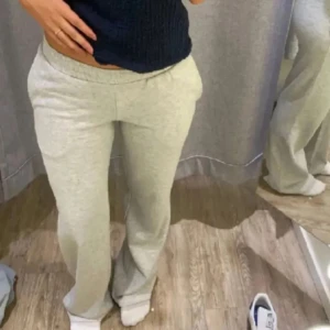 Bikbok mjukisbyxor  - Gråa mjukisbyxor från bikbok stl M men passar s med💞 så sköna o mjuka men säljer då de sällan används 🫶🏼lånade bilder! Skriv vid funderingar 💞