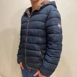 Colmar Jacka  - Hej! Säljer nu min jacka från märket Colmar , storlek XL sitter som M/S jackan är vändbar se sista bilden, bra skick modellen är 184cm och väger 70kg . Tveka inte på att höra av dig om du har frågor eller funderingar kring jackan!