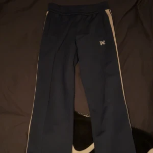 Palm angels monogram byxor - Ett par feta Palm angels byxor i storlek M🔥                  Byxorna är köpta från Farfetch och kostade ungefär 5000kr❗️Byxorna är sparsamt använda och är i mycket fint skick🤙tags finns kvar och låda till byxorna följer med🚨🚨 hör av er vid eventuella frågor🔥🔥🔥🔥