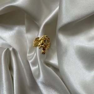 Meja ring  - 45kr/st, gjord i rostfritt stål vilket innebär att den inte tappar färg eller gör fingrarna gröna samt går att justera så den passar alla fingrar  🫶🏼