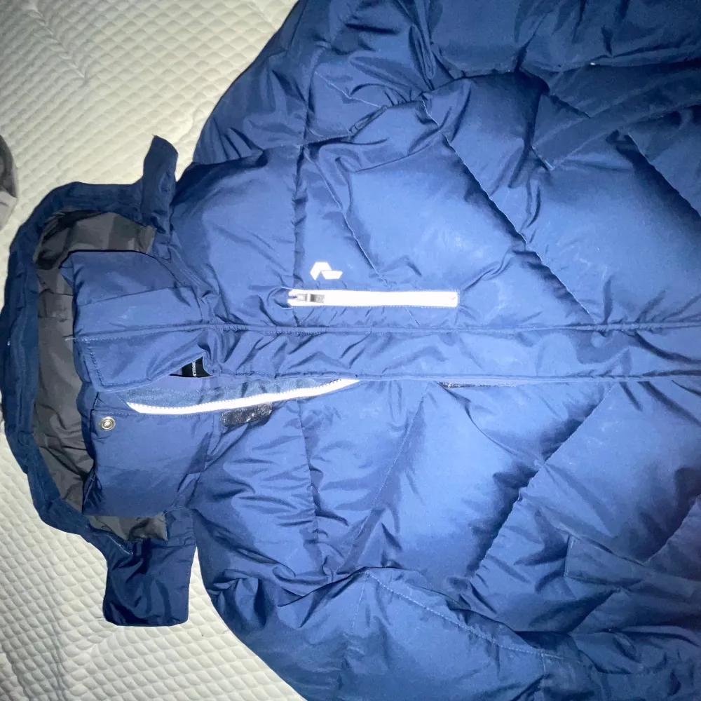 Säljer nu min peak jacka hur fin som helst perfekt nu under vintern värmer jätte bra skick 8/10 jackan passar dig som är 170 cm-175 . Takit.