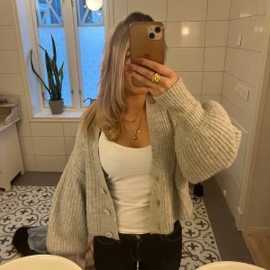 Grå ribbad kofta - Säljer en supermysig grå ribbad kofta med ballong armar! Perfekt för höst och vinter. Skriv för fler bilder eller frågor💕