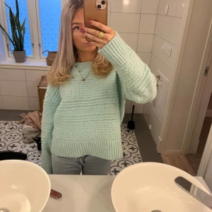Mintgrön stickad tröja - Säljer en superfin mintgrön stickad tröja, färgen syns bäst på andra bilden! Perfekt för både höst och vinter! Pris kan alltid diskuteras! 