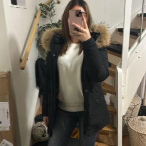 Svart parkajacka från Rockandblue - Säljer en snygg svart parkajacka från Rockandblue i storlek 36. Jackan har en mysig päls huva med päls innuti också. Perfekt för kalla vinterdagar. Den har både dragkedja och knappar för extra skydd mot kylan. Passar perfekt nu inför vintern. Priset går att diskutera vid snabbaffät