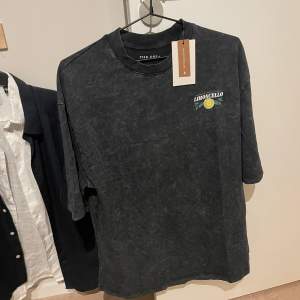 Cool svart t-shirt från Pier One med ett stort Limoncello-tryck på baksidan. T-shirten har en avslappnad passform och är perfekt för en casual look. Materialet känns mjukt och bekvämt, perfekt för vardagsbruk. Den är helt ny och prislapp finns kvar. Pris kan diskuteras!