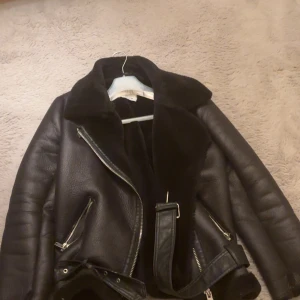 Svart skinnjacka från Zara - Säljer en snygg svart skinnjacka från Zara i storlek S. Använd endast några gånger, bra skick ser nytt ut. Inga skavanker. Bra för dagar under vintern där man vill ha en mer fin jacka 