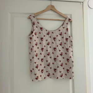 Blommigt linne - Vintage blommigt linne med knappar på sidan. 