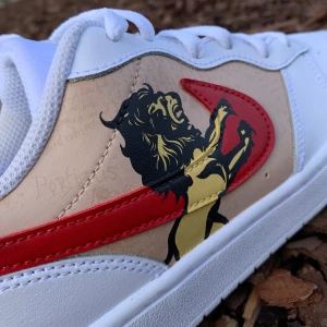 Proffesionell Sneakers Customizin - Proffesionell och detaljerad handarbete & konst skapad med marknadsledande produkter. Premium customs. Inga krackelerande färger och inga Posca pennor lr liknande DIY metoder. Bevisad hållbarhet på minst 5år! För mer info skriv här eller på Instagram @mbluxurynails 😎