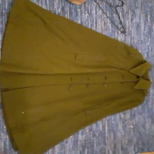 Yllemantel - Cool handsydd mantel i ylle! Avtagbar huva, knappar framtill och hål för händerna! 