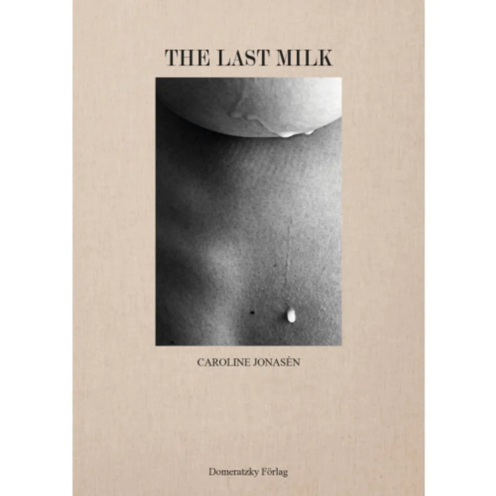 ”The Last Milk” innehåller 16 inspirerande amningsresor porträtterade av fotografen Caroline Jonase´n. Boken har en naturna¨ra ka¨nsla som ga°r i perfekt symbios med Jonase´ns magiska fotografier. Fo¨rordet är skrivet av Asabea Britton. Med en konstna¨rlig a¨rlighet och stolthet ger Jonasén en ny bild av amning som sa¨llan fa°r ta plats i va°rt samha¨lle. Bokens syfte a¨r att sta¨rka och normalisera de normbrytande mammor som va¨ljer att amma efter bebistiden. Caroline Jonasén är fotograf och storyteller. Hon är utbildad retuschör och jobbade för &OtherStories i några år innan hon bestämde sig för att gå frilans och jobba med egna projekt. Efter sju år i Stockholm flyttade hon tillbaka till skogarna i Bergslagen där hon driver en egen studio i Nora. Jonasén har en evig kärlek till moderskap, barn och natur vilket ofta avspeglas i hennes fotografier. Som fotograf drivs hon av att berätta en historia och att dela kunskap tillsammans med bilderna. Format Inbunden Omfång 96 sidor Språk Svenska Förlag Olniansky Tekst Utgivningsdatum 2021-09-03 ISBN 9789198531985 . Böcker.