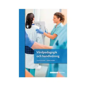 Det här läromedlet är i enlighet med Gy21. I boken beskrivs hur vård- och omsorgspersonal kan hjälpa en person att lära sig hantera olika vård- och egenvårdsuppgifter. Stor vikt läggs vid kommunikation, och vad som påverkar relationen mellan patienter, brukare och personal. Boken innehåller också tydliga exempel som tränar elevens förmåga att reflektera över vilka pedagogiska behov som finns i vård och omsorgssituationer samt hur undervisning eller handledning ska anpassas till den enskildes behov och förutsättningar. Den nya upplagan har en tydlig koppling till kursens centrala innehåll, fler uppgiftstyper på olika nivåer och kapitelvis sammanfattningar. Det inledande kapitlet, Kommunikation och Samtal, ger tyngd till bokens röda tråd - mötet. Relationen mellan personal, handledare, brukare, elev och närstående är ett återkommande tema som lyfter det bekräftande förhållningssätt som färgar hela bokens innehåll. Kapitlet om kvalitetsarbete har dessutom utvecklats. En generell översyn av språket i boken har också gjorts för att underlätta inlärningen ytterligare för olika elevgrupper och ett helt nytt kapitel, Språkutvecklande arbetssätt, har tillkommit.     Format Häftad   Omfång 256 sidor   Språk Svenska   Förlag Sanoma Utbildning   Utgivningsdatum 2021-04-19   Medverkande Hannu Sparre   ISBN 9789152357040  