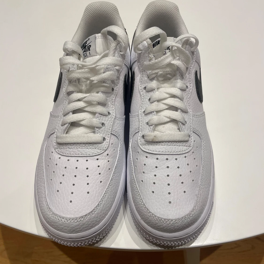 Nike Air Force 1 i vitt och svart - 91