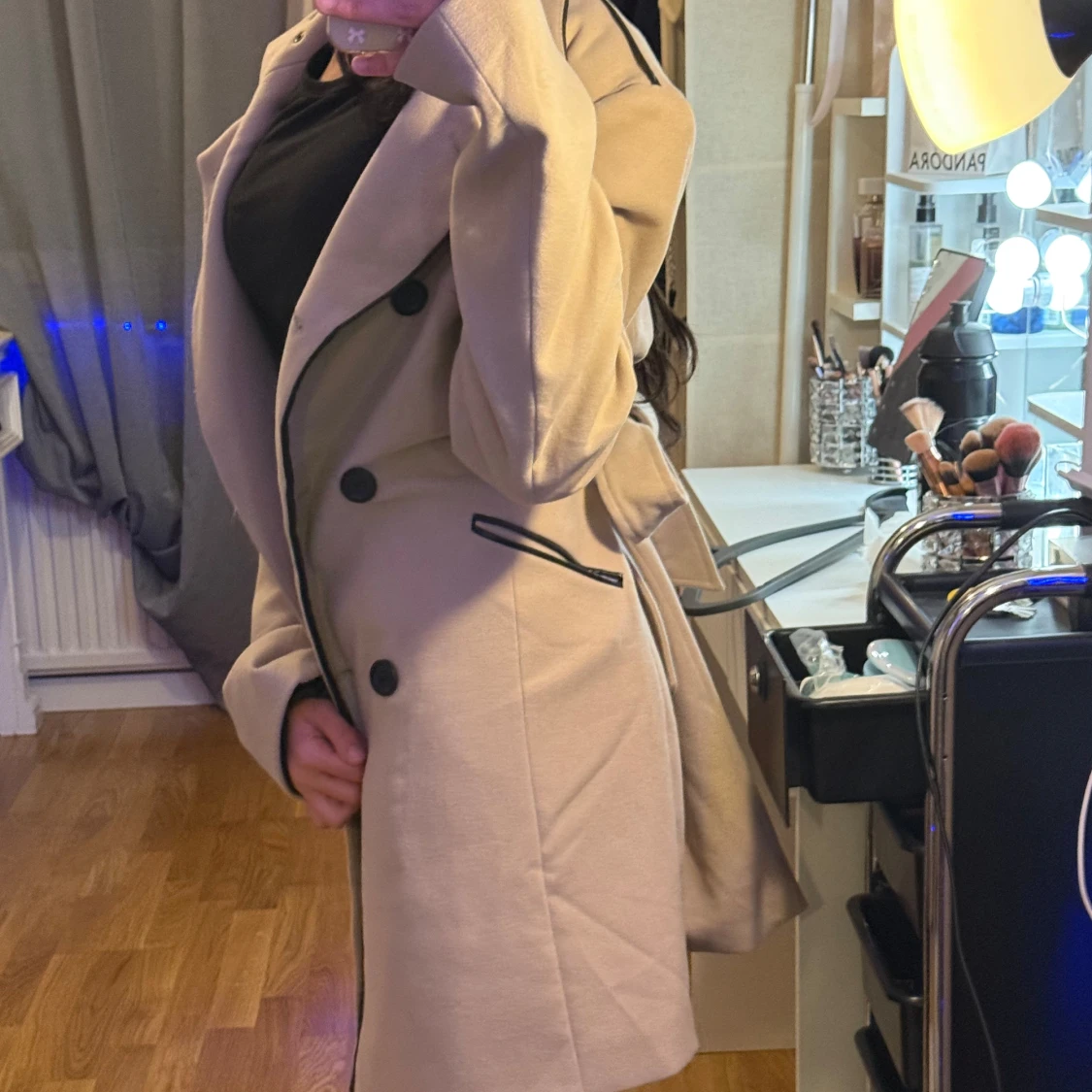 Beige kappa med svarta knappar - 92