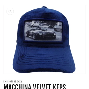 Blå Macchina Velvet Keps - Säljer min lillebrors helt oanvända marinblå keps från Emilio Pendenza. Helt nyskick och inga defekter. Nypris 399kr. Pris kan diskuteras 