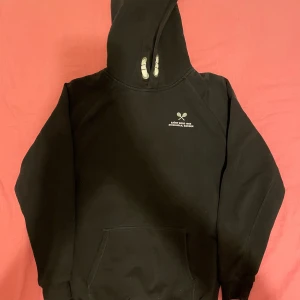 Svart hoodie Björn Borg - Säljer en svart hoodie med ett litet tryck på bröstet. Den har en klassisk känguruficka och justerbar huva med snören. Perfekt för kyliga dagar eller som en stilren vardagströja. Passar både till skolan och fritiden! Passar både killar och tjejer, priser går alltid att diskutera🤩