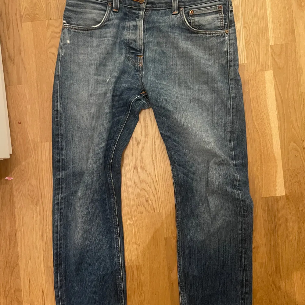 Ett par super snygga nudie jeans • Storlek 32/32 • Har två små defekter • Skriv vid frågor eller funderingerar • Nypris ca 1600kr/Mitt pris: 399kr. Jeans & Byxor.