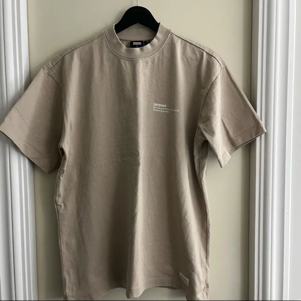 Beige Dr Denim t-shirt, tjockt material, boxig passform, hög krage. T-shirts.